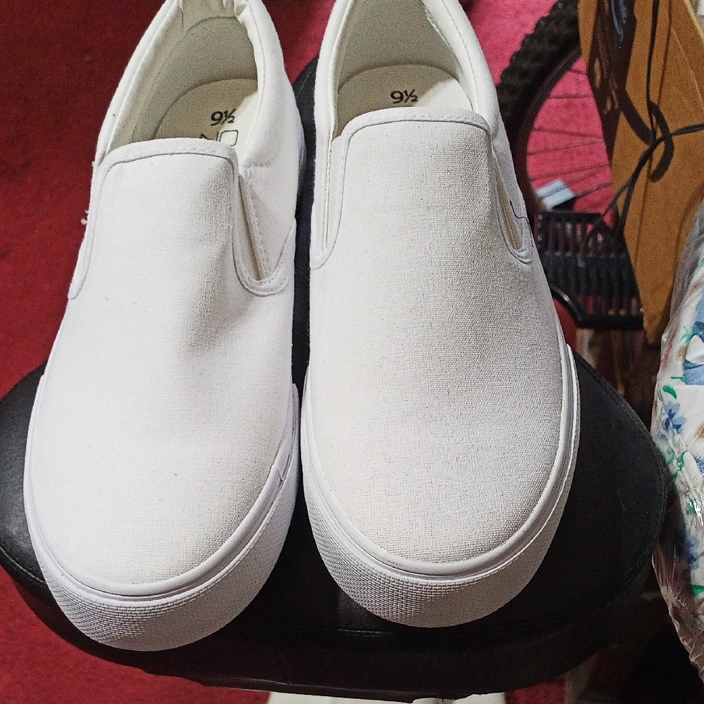 No Boundaries Memory Foam Women's White Slip-On Sneakers